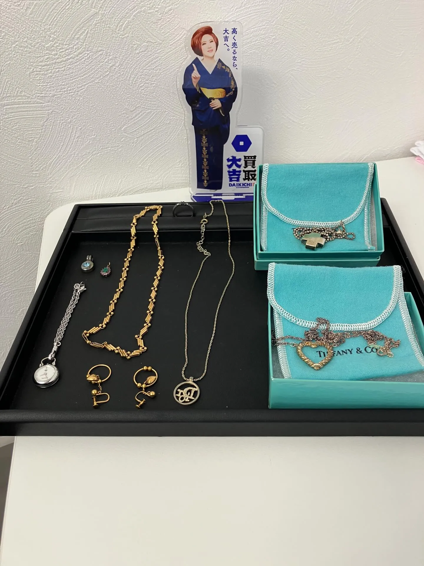 先日、ネックレスと懐中時計イヤリングをお買い取りさせていただ...