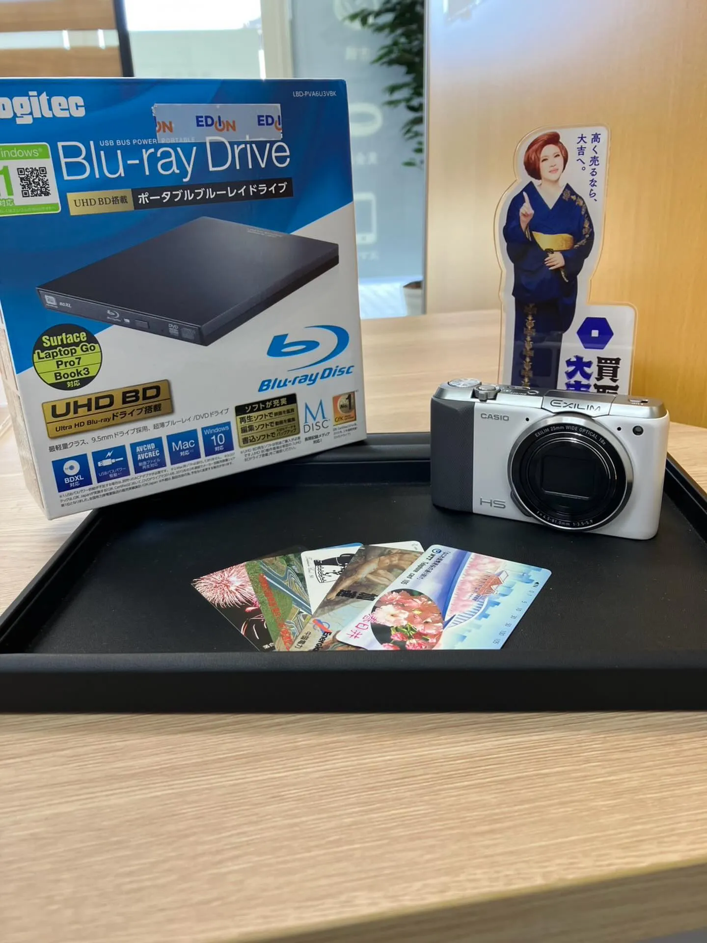 先日、ポータブルブルーレイとカメラとテレフォンカードをお買い...