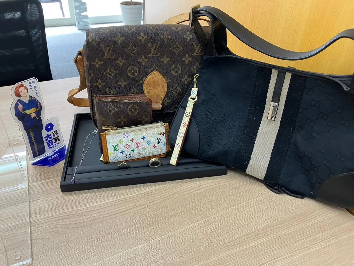 先日、GUCCIカバンとLOUIS VUITTON のカバン...