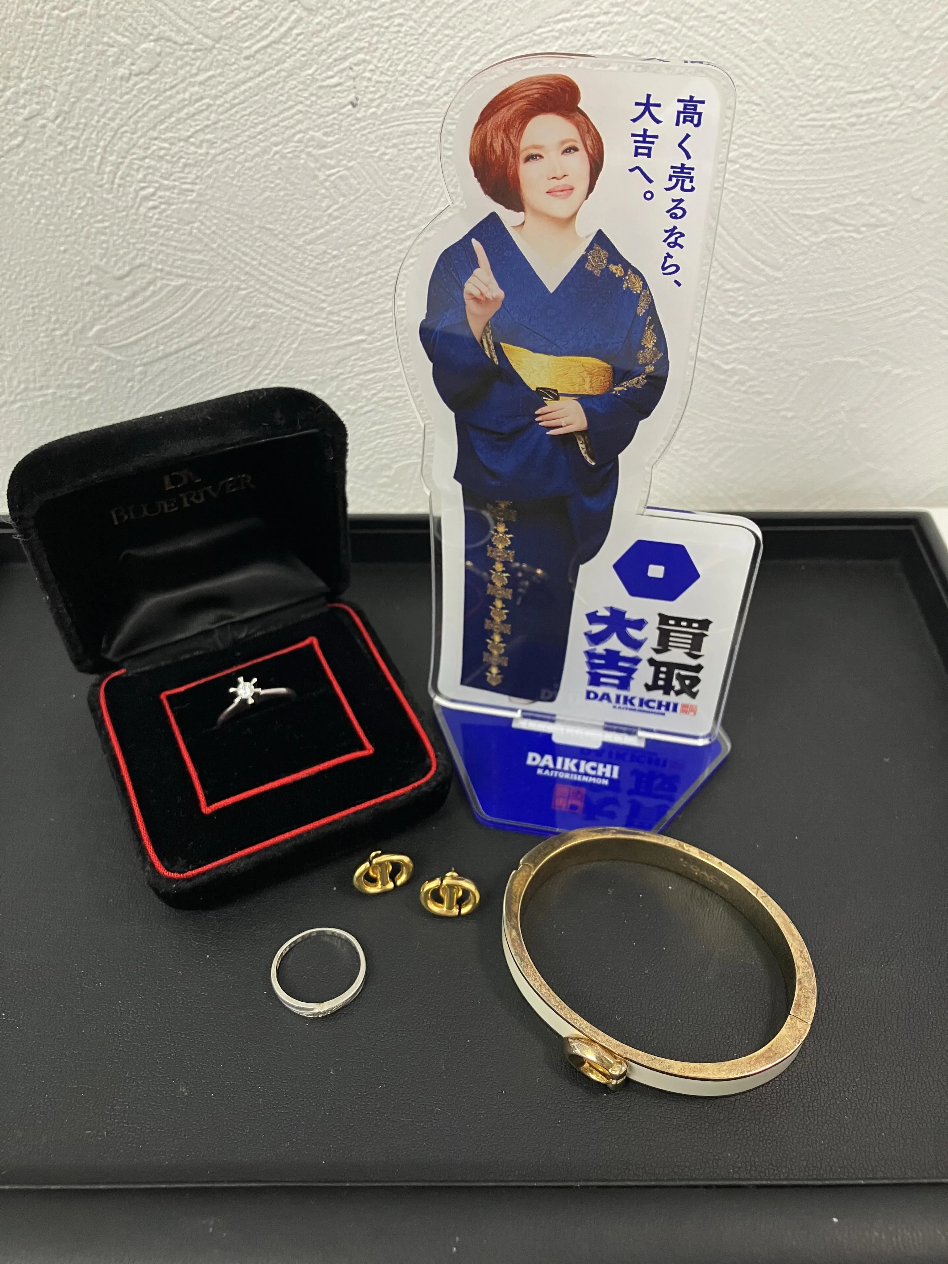 本日、プラチナダイアモンドリングとDIORのピアスとプラチナ...