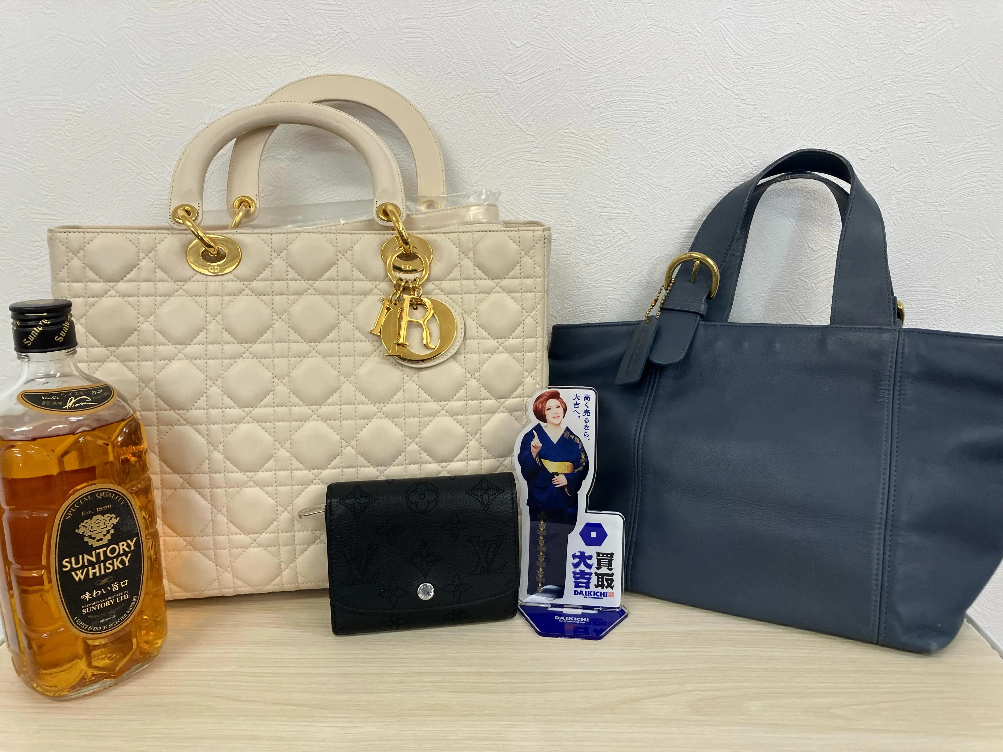 本日、DIORのバッグとLOUIS VUITTONの財布をお...
