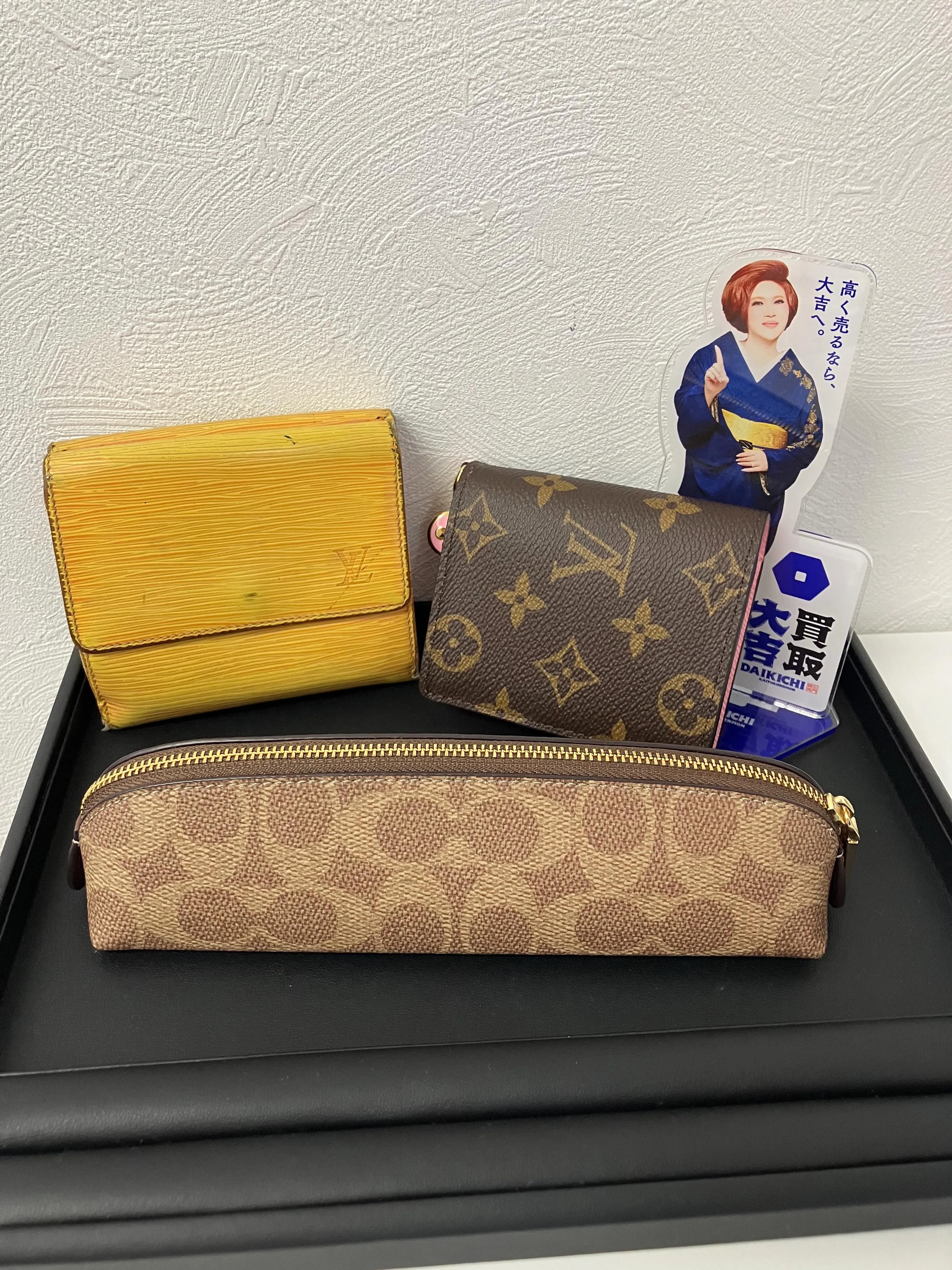 本日、COACHのポーチとLOUIS VUITTONの財布を...